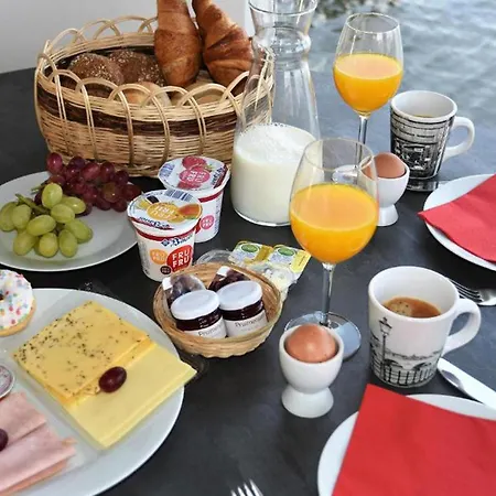 House Boat Antigua Botel