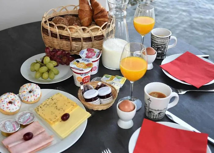 House Boat Antigua Bådhotel