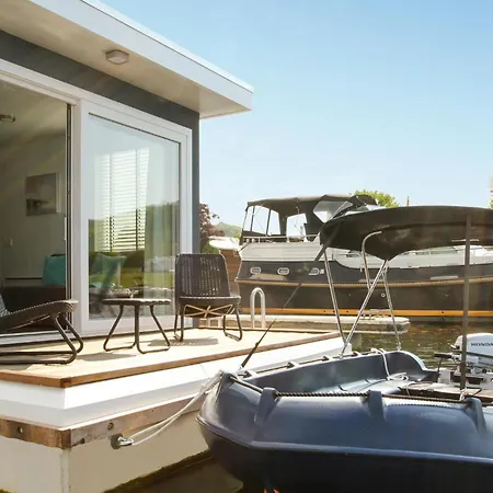 House Boat Antigua ספינת מלון