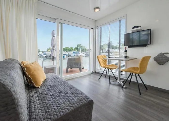 House Boat Antigua Botel Maastricht